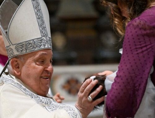 Papa Francesco: festeggiamo la data del nostro Battesimo come un nuovo compleanno 